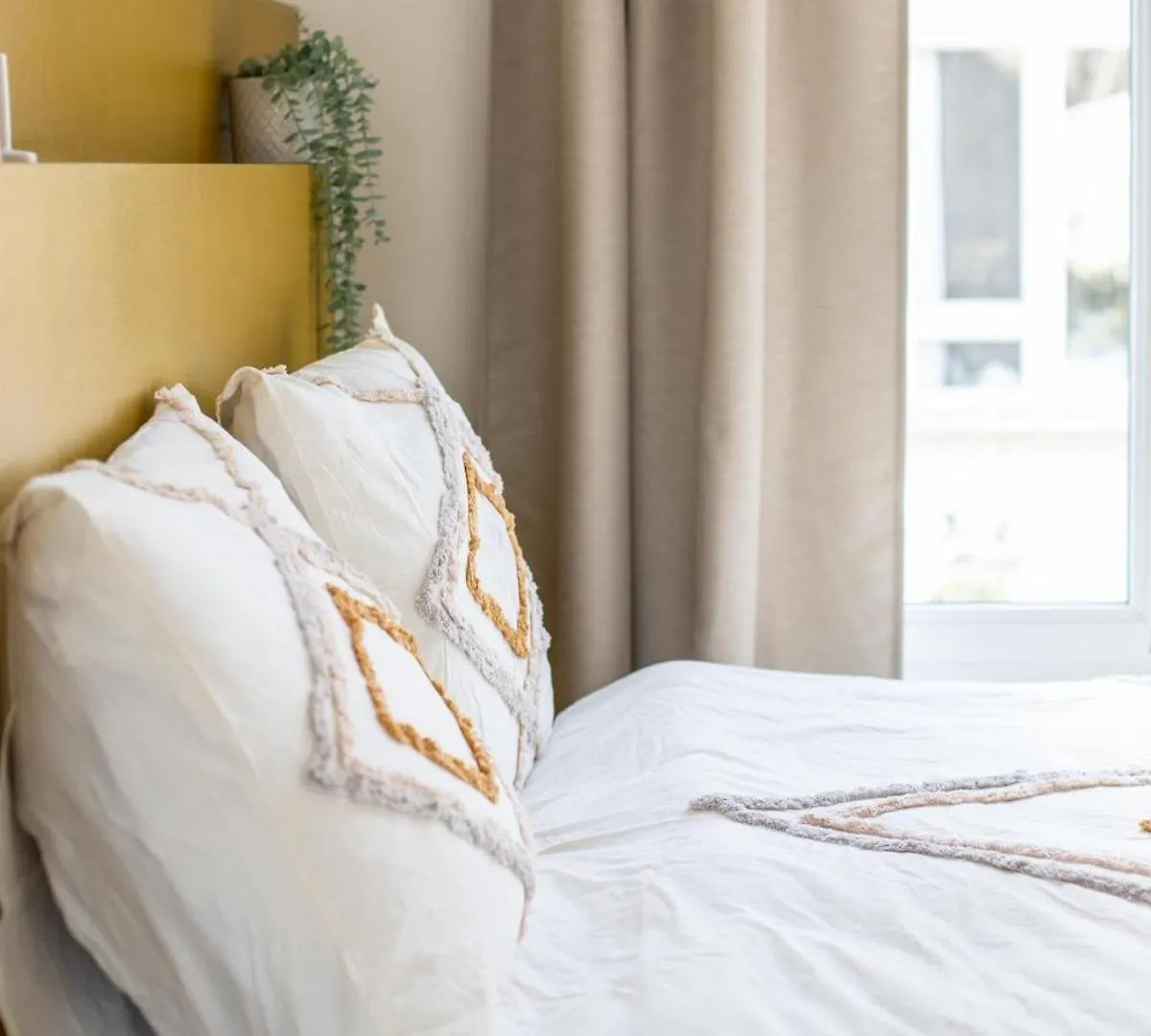 Chic 3Br Apartment Near Antwerpen-Centraal Station